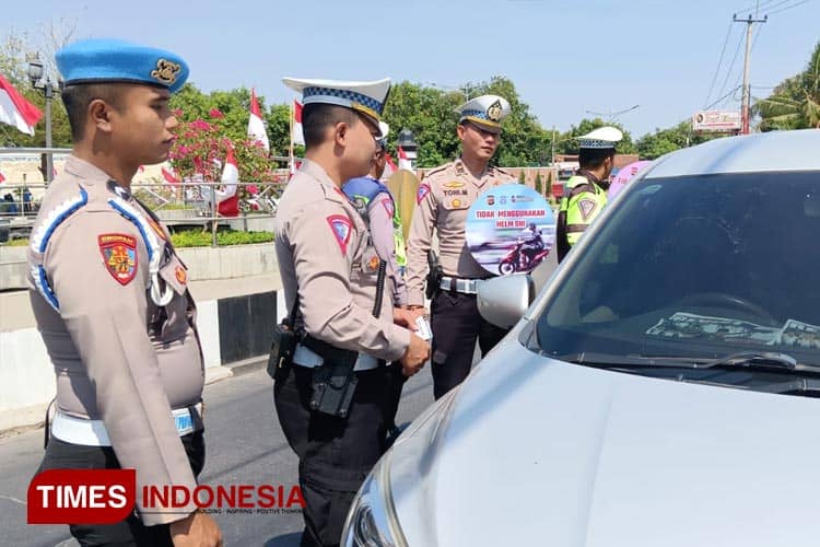 Operasi Zebra Lodaya 2023, Kendaraan Melintas di Jalan Raya Majalengka Ditempel Stiker