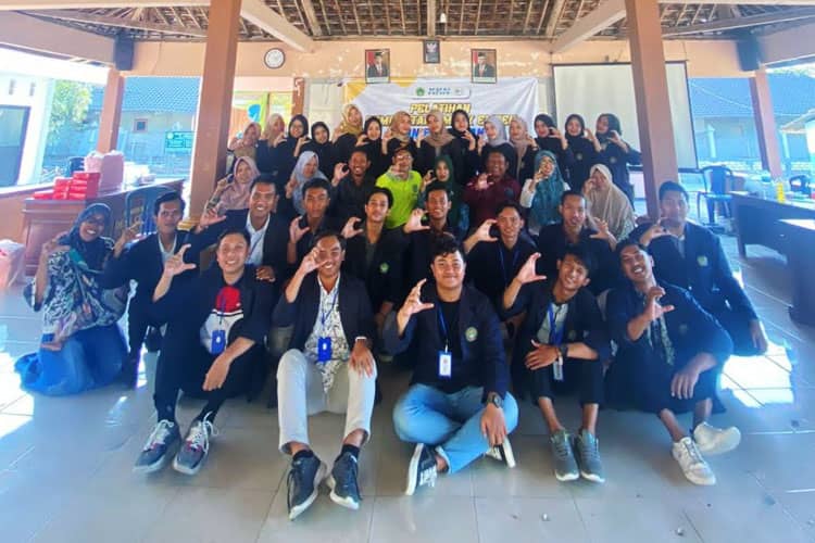 KKN Unisla Desa Centini Latih Pelaku UMKM Membuat Empek-Empek Ikan Bloso dan Sosial Media Marketing