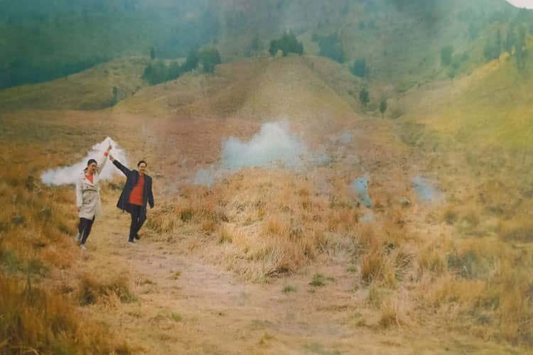 Potret Flare Prewedding, Detik-detik Terbakarnya Padang Savana Gunung Bromo