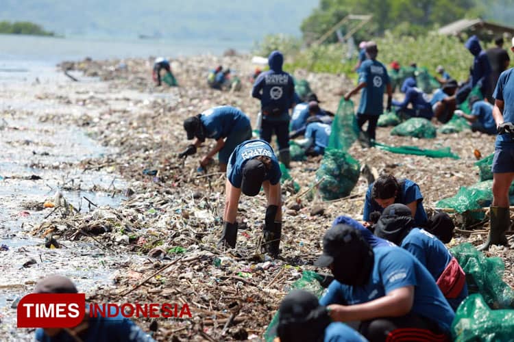 Berkat Gotong Royong, Pantai Tercemar di Banyuwangi Mendadak Kinclong