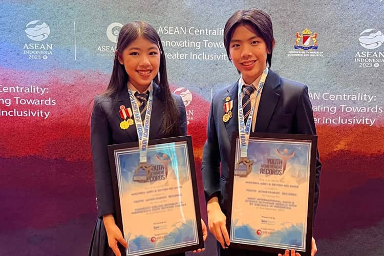 Bikin Kagum Lagi, Mischka dan Devon Terima Penghargaan Youth Achievement Record