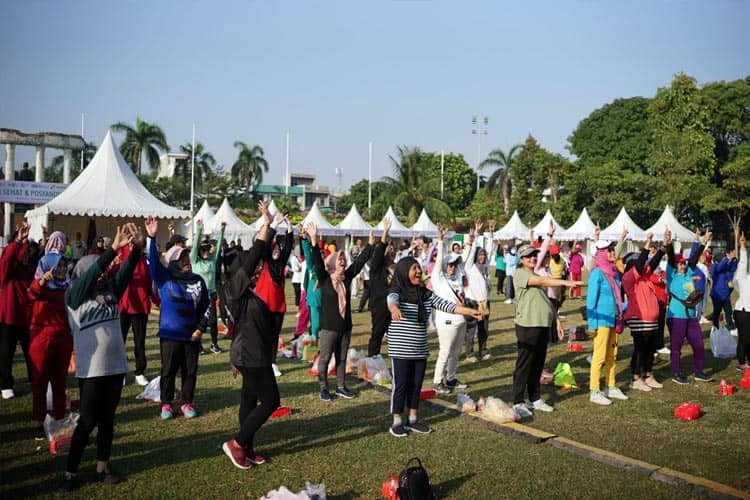 Bunda Surabaya Ikuti Senam Sehat dan Posyandu BUMN-Pertamina di Tugu Pahlawan