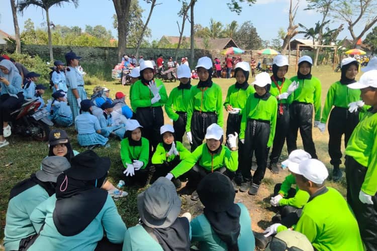 KSM-T Unisma Malang Beri Pelatihan Baris-Berbaris di SDN 03 Senggreng