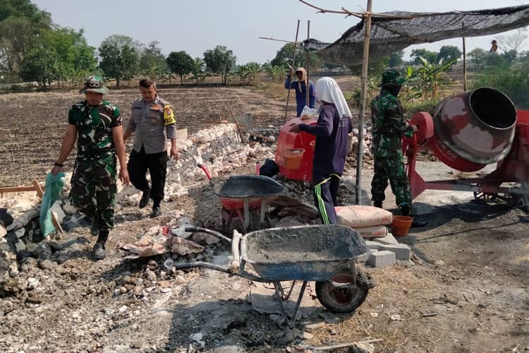 Koramil 0812/06 Ngimbang dan Warga Gotong Royong Bangun Infrastruktur Pertanian