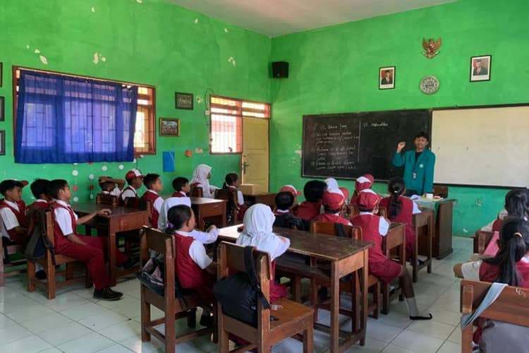 Mahasiswa KSM-T Unisma Malang Ajak Siswa SDN 1 Gading Kembar Bijak Bergawai