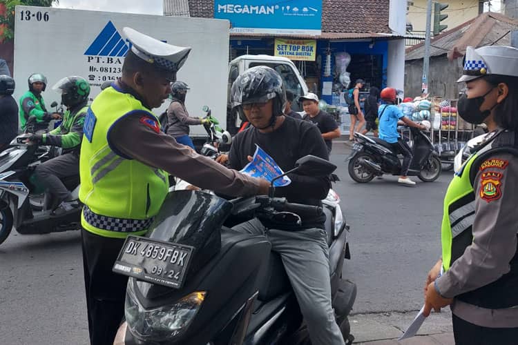 Satlantas Polres Badung Sosialisasikan Keselamatan Lalin di Ops Zebra Agung 2023