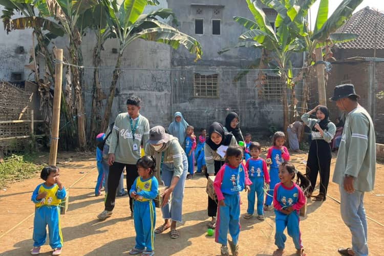 Kemeriahan HUT RI Bersama Mahasiswa KSM-T Unisma Malang dan Murid KB/RA Al-Ikhlas Dempok