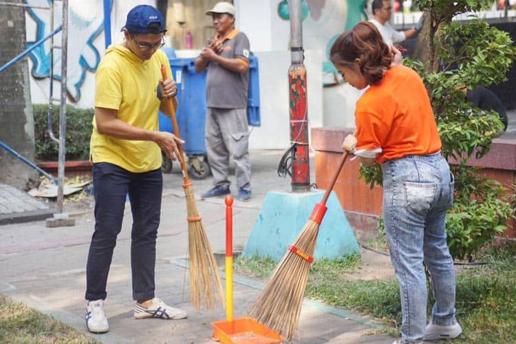 World Clean Up Day, ASCOTT Regional Jatim Bersih-bersih Taman Prestasi Surabaya 