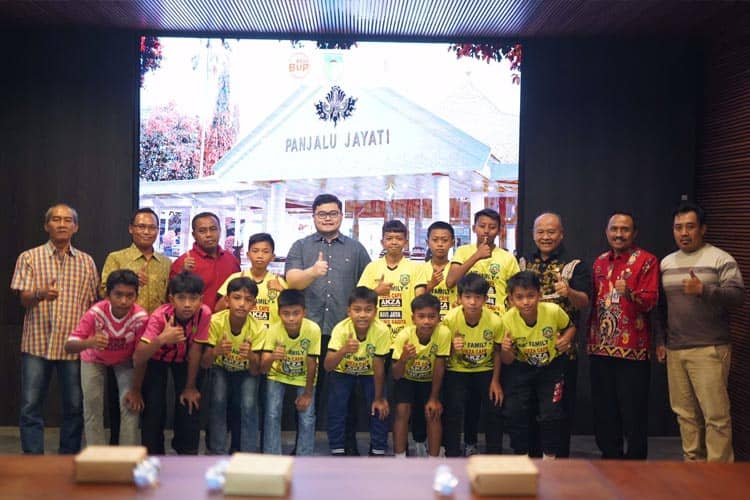 Bupati Kediri Hadiahi Sepatu Bola untuk 12 Siswa SSB yang Akan Bertanding di Vietnam