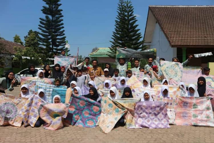 KSM-T Unisma Malang Kenalkan Pembuatan Batik Ikat Celup Kepada Siswa SD