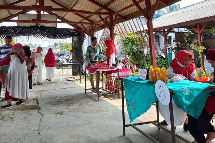 Mahasiswa KSM-T Unisma Mengadakan Pasar Sapar di Wisata Dewi Sri