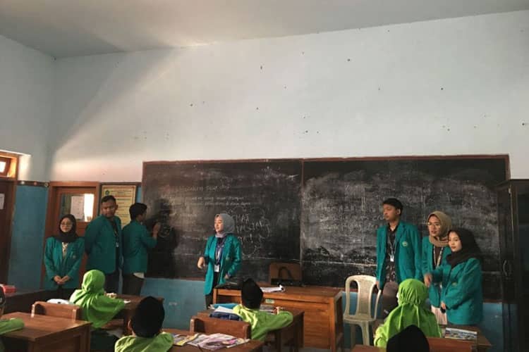 KSM-T Kelompok 61 Unisma Malang Edukasi Menabung Sejak Dini di MI Hasyim Asy'ari Dusun Nanasan