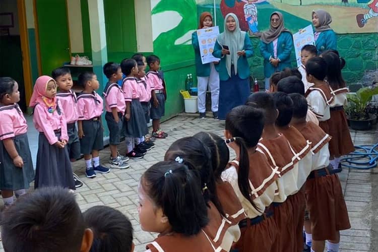 Biasakan Hidup Sehat, KSM-T 13 Unisma Malang Sosialisasi PHBS di TK Margiasih 02