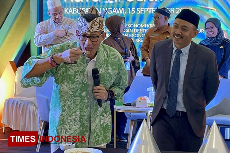 Di Workshop KaTa Kreatif Ngawi, Sandiaga Uno Cicipi 'Makanan Basi'