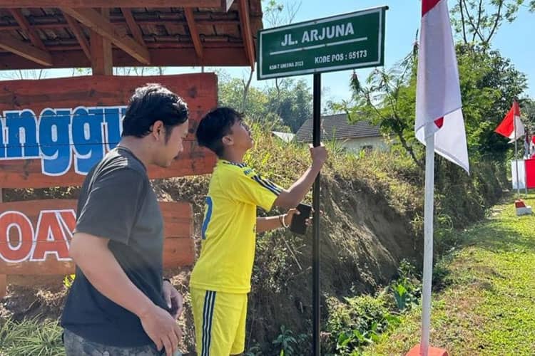 Mahasiswa KSM-T Unisma Malang Bikin Plang Nama Jalan di Desa Wonoayu