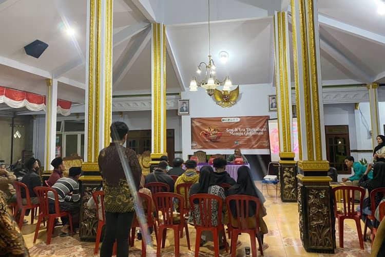 Warga Antusias Dalam Penyuluhan Seni di Era Digitalisasi Menuju Globalisasi Oleh KSM Unisma Malang