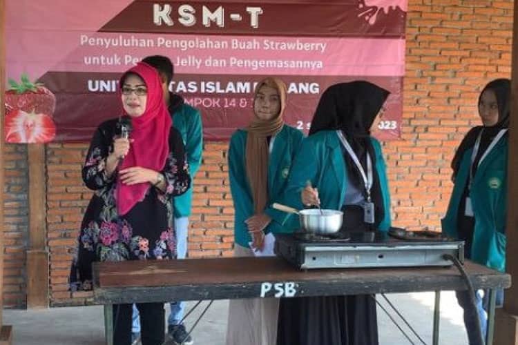 KSM-T Unisma Malang Gelar Penyuluhan dan Sosialisasi Permen Jelly Berbahan Dasar Stroberi