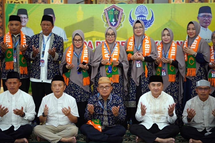 Wali Kota Gorontalo Melepas Rombongan Jemaah Umroh Korpri