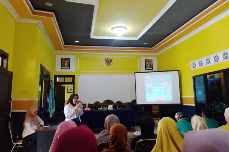 Senam dan Sosialisasi Hipertensi Pada Lansia Oleh Mahasiswa KSM-T Unisma
