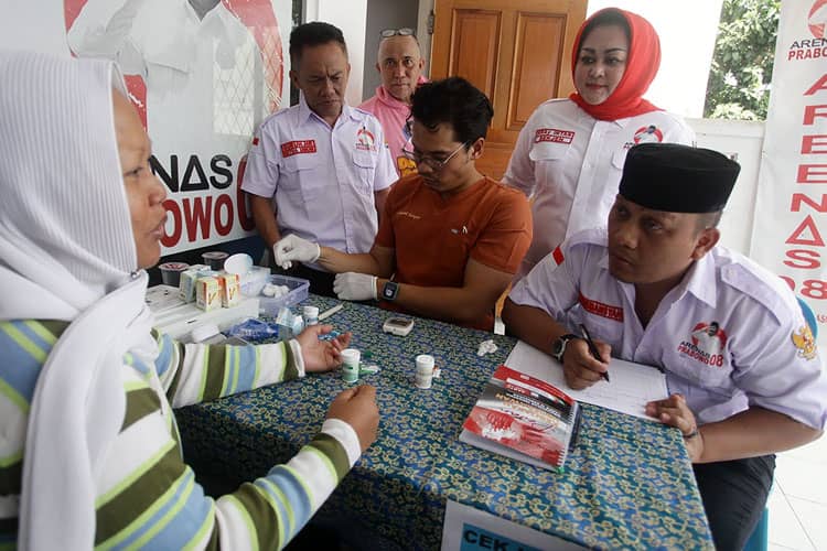 Arenas 08 Jalankan Perintah Prabowo Bagikan Makanan Susu dan Pengobatan Gratis