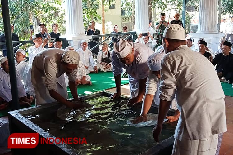 Peringati Maulid Nabi SAW, Keraton Kasepuhan Cirebon Gelar Tradisi Siraman Panjang