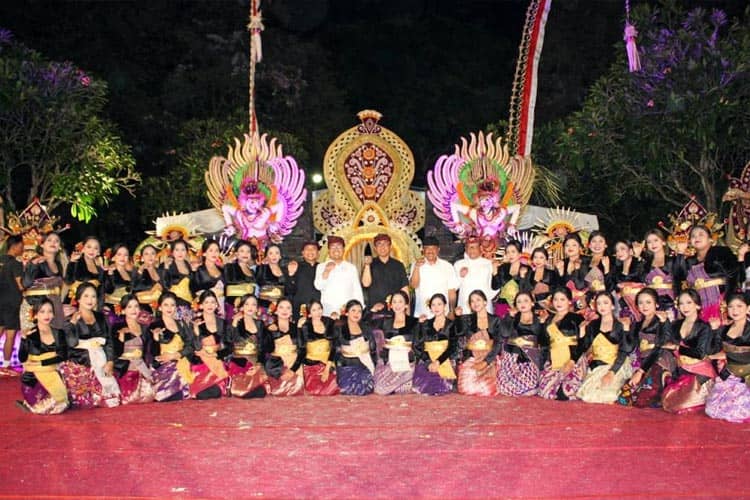 Wali Kota Denpasar Serahkan Hadiah Juara Bapang Barong Ket dan Makendang, Ini Pemenangnya
