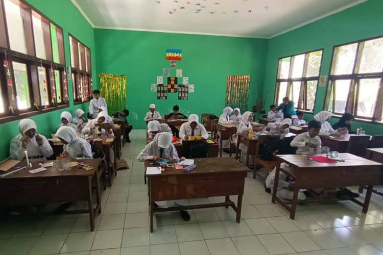Manfaatkan Limbah Sampah, Mahasiswa KSM-T Unsima Gelar Pelatihan Kerajinan Dari Botol Bekas