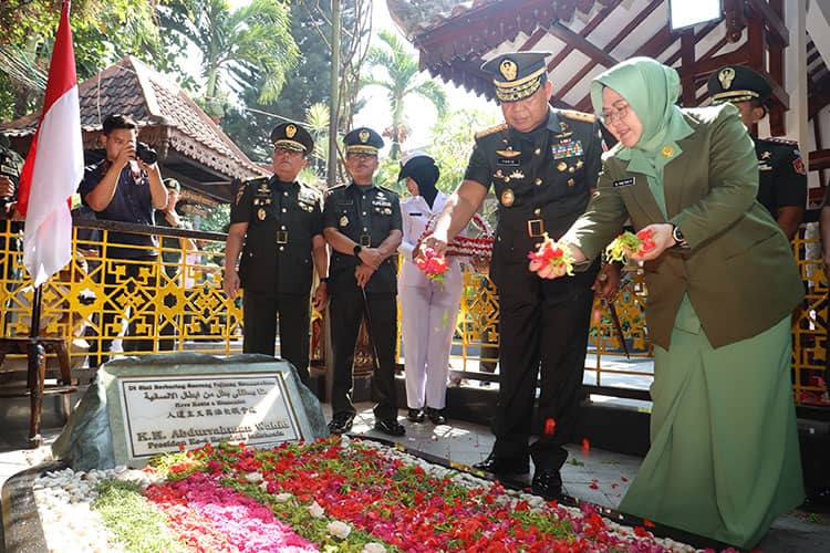 Pangdam V Brawijaya Ziarah ke Makam Presiden ke-4 RI