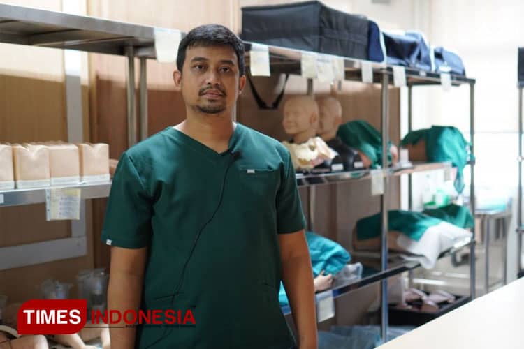 Dosen Ubaya Beri Panduan Pertolongan Pertama Selamatkan Pasien Henti Napas di Kerumunan