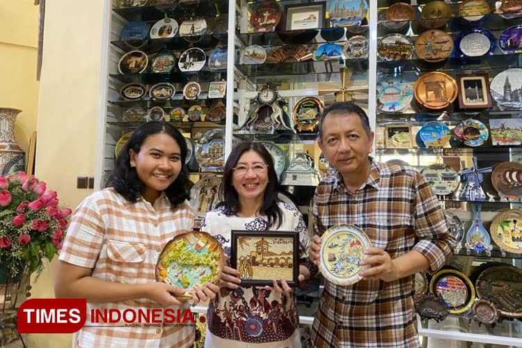 Dosen Ubaya Koleksi Lebih dari 300 Piring Unik dari Lebih 30 Negara