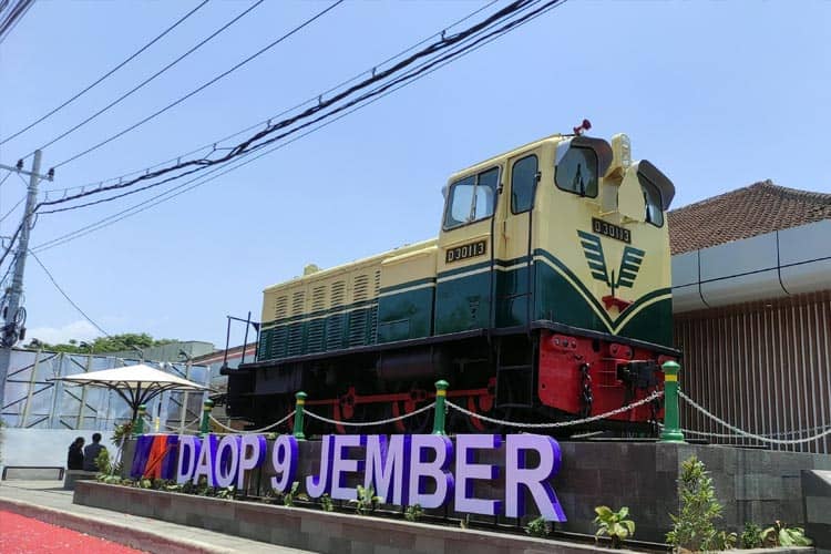 Monumen Lokomotif D 301 13, Tak Hanya Tempat Swafoto Tapi Juga Kenang Sejarah Kereta Api Indonesia
