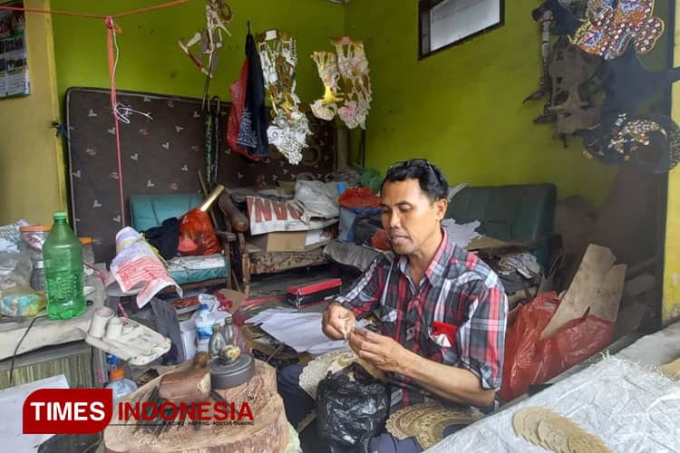 Kisah Perajin Wayang Kulit Banyuwangi yang Karyanya Tembus Mancanegara