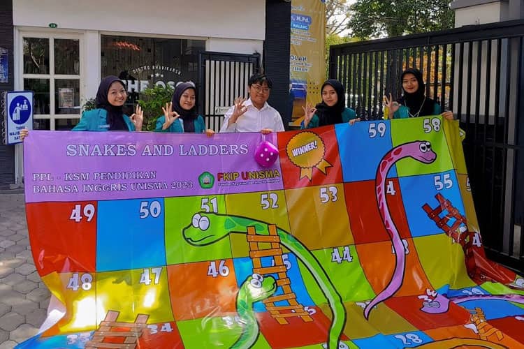 Mahasiswa Praktikan Pendidikan Bahasa Inggris Unisma Malang Ciptakan Media Pembelajaran Inovatif 'Snakes and Ladders' 