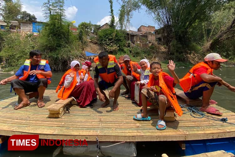 Jembatan Diperbaiki, Warga Malang Buat Perahu Rakit untuk Anak Sekolah