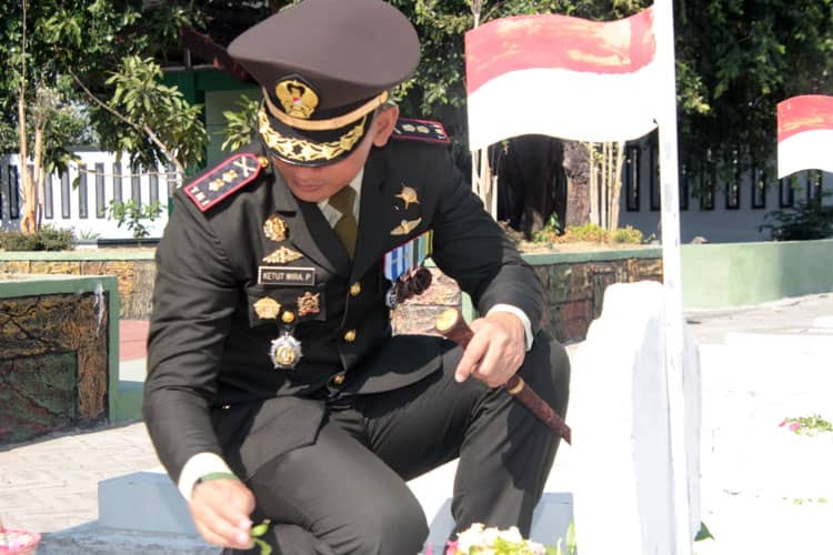 Kodim 0812/Lamongan Menggelar Upacara Ziarah dan Tabur Bunga di TMP Kusuma Negara