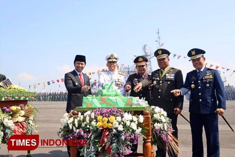 Pangdam V Brawijaya dan Kapolda Jatim Saling Tukar Kue Ultah di HUT ke-78 TNI