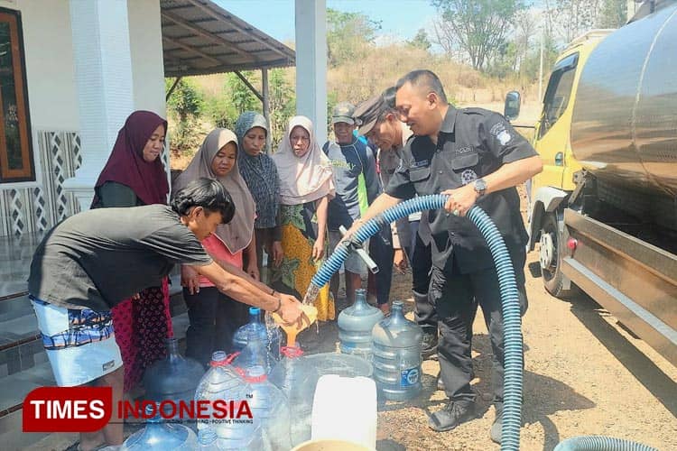 Humas Polresta Banyuwangi Salurkan Air Bersih Kepada Warga Terdampak Kemarau Panjang