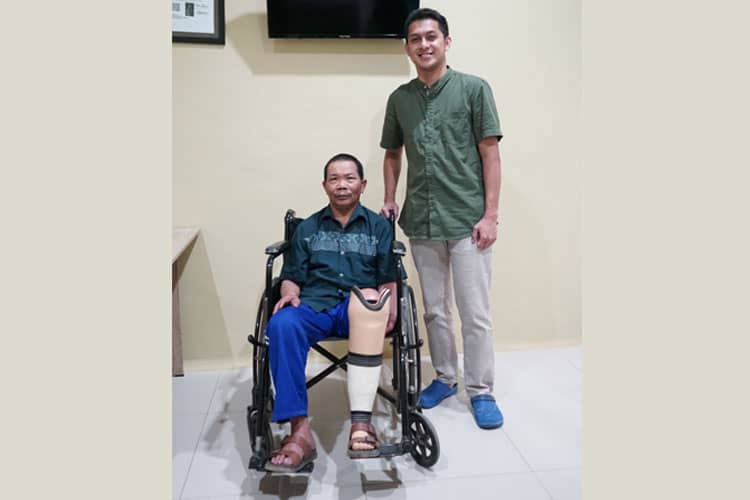 Dokter Orthopedi RSU Wajak Husada Malang Serahkan Kaki Palsu, Harapan Baru Pasien Prostetik