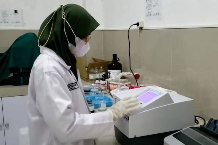 TIM PKM-RE Prodi Farmasi FK Unisma Malang Kembangkan Tabir Surya Ekstrak Daun Suruhan