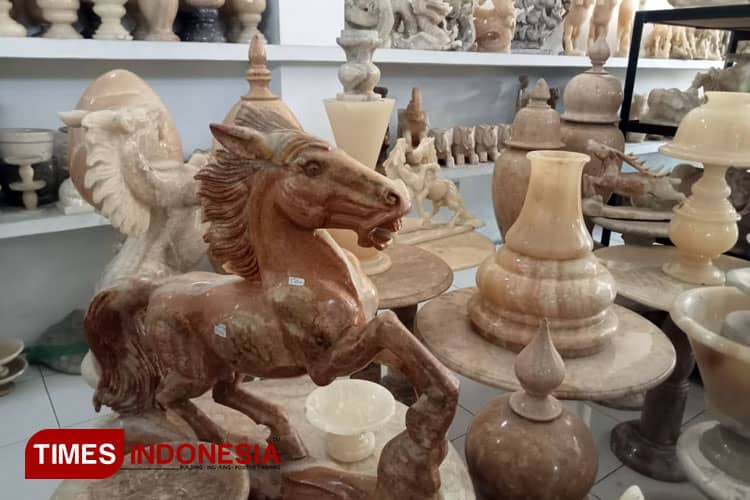 Komsatun Story Dealing with Onyx and Marble Business in Tulungagung