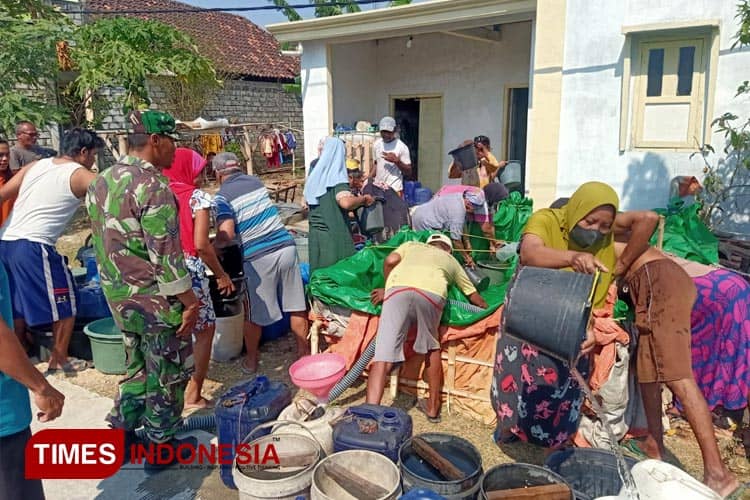 Kemarau Panjang, Babinsa Kodim 0812 Lamongan Bantu Distribusi Air Bersih kepada Warga