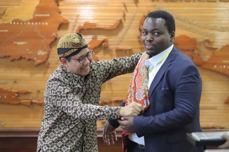 Mendes PDTT Kenalkan Batik dan Makanan Desa ke Delegasi Rwanda Afrika Tengah