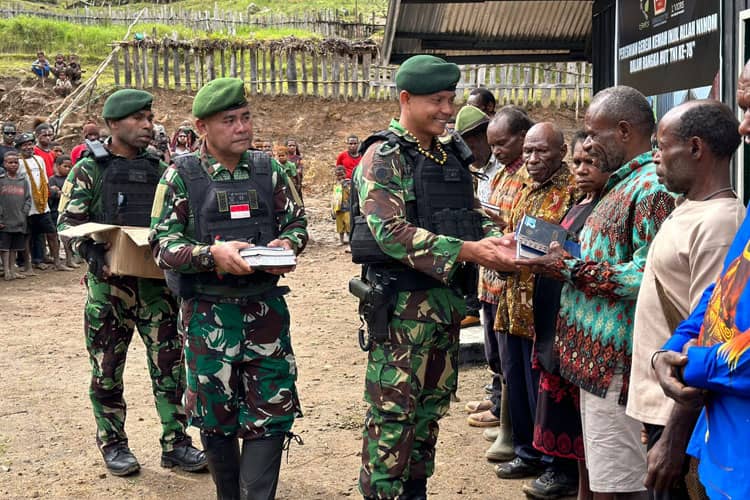 Satgas Yonif PR 433 JS Renovasi Gereja Papua di HUT ke 78 TNI