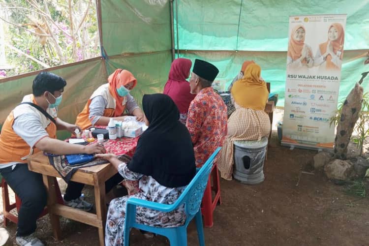 Peduli Kesehatan Lansia, Founder RSU Wajak Husada Malang Gelar Pengobatan Gratis di Sumbermanjing Wetan