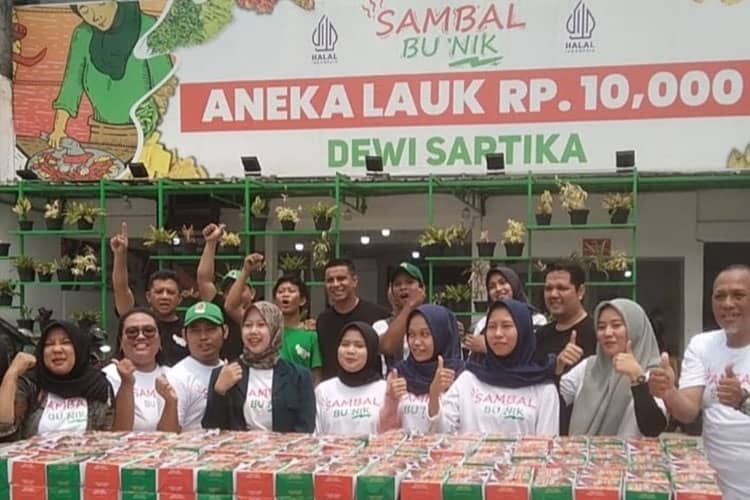 Warung Makan Sambal Bu Nik yang Selalu Ingin Berbagi Kepada yang Membutuhkan
