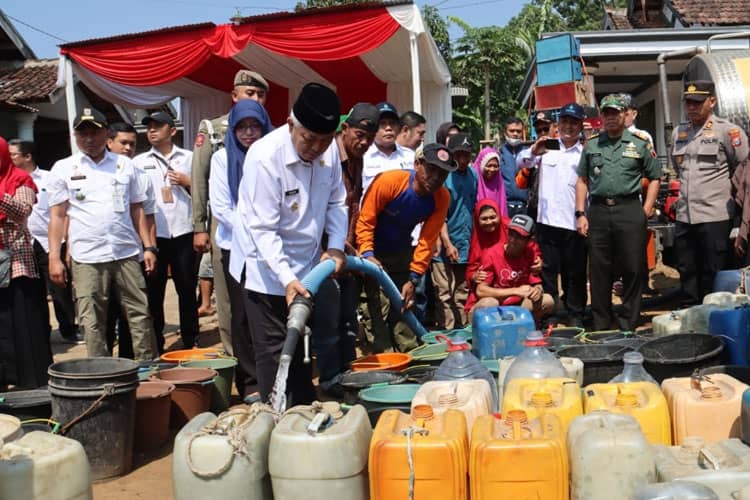 Bupati Malang Terjun Langsung Distribusikan Air Bersih