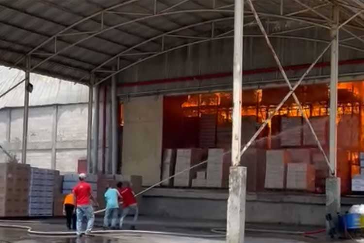 Pabrik Tisu di Ngoro Mojokerto Terbakar