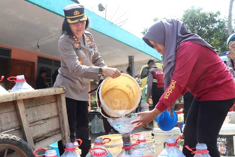 Kapolres Magelang Kota Salurkan 8.000 Liter Air Bersih ke Warga Dlimas