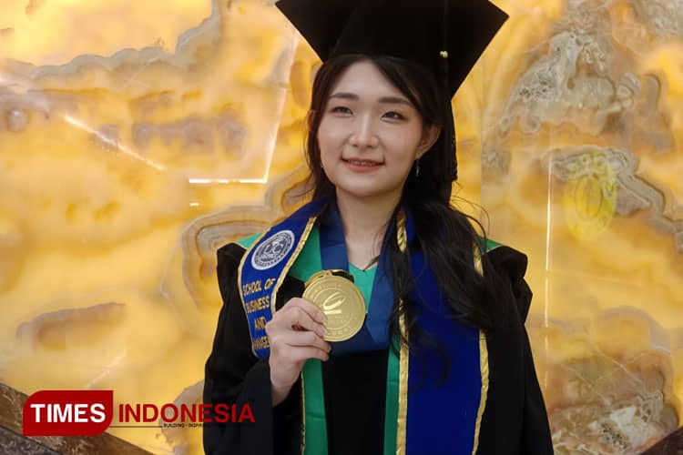 Jennifer Michelle Raih Predikat Cumlaude UC Surabaya Berkat Skripsi Brand Image