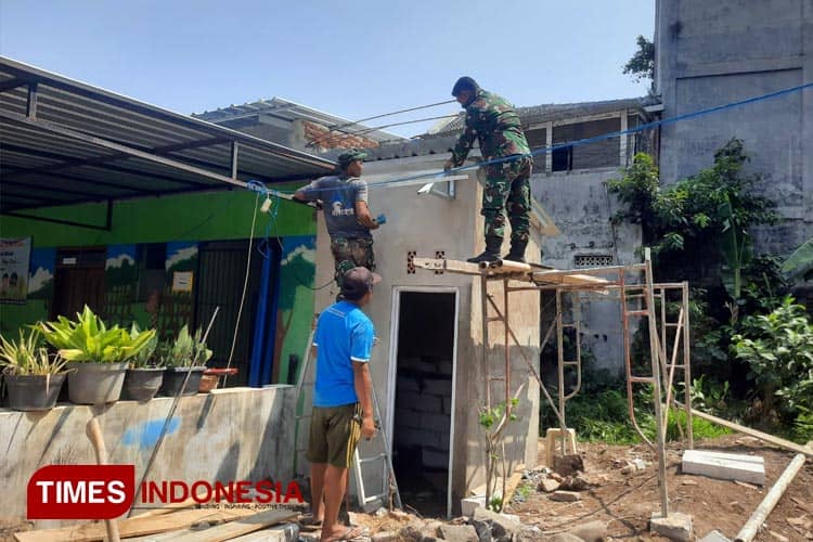 Kodim 0833/Kota Malang Bangun Jamban Untuk Masyarakat Binaan